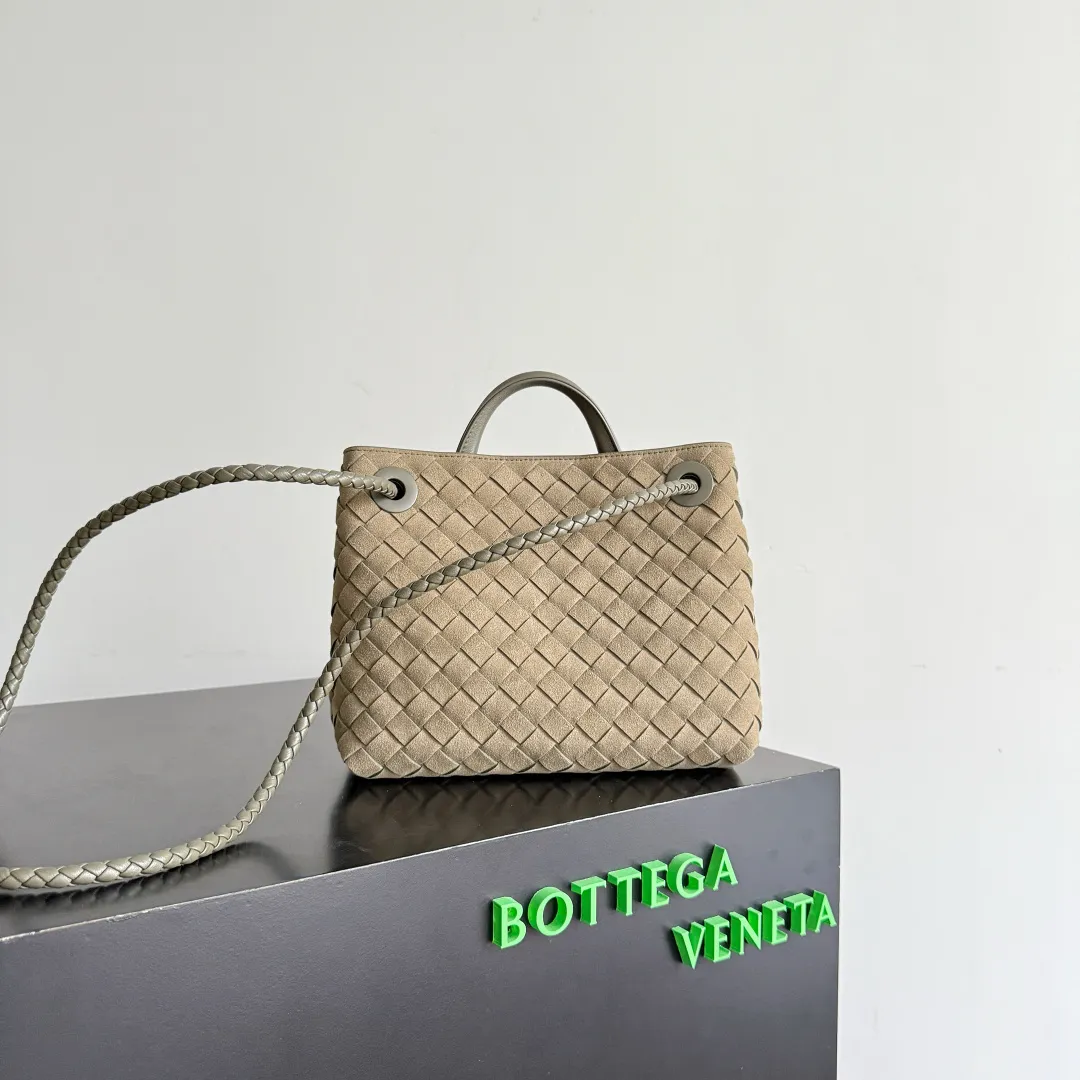 The new Andiamo batch of 3060 BV is shipped‼ ️The classic intercciato weaving process is used to create a soft bag, the metal knot is made of micro-cast aluminum using jewelry technology🪢, and the decorative beads are made of metal and hand-polished oak, allowing you to jump repeatedly between elegance and fun💃, making it unpredictable. Classic and versatile, it shows off your temperament, and the bag has a large capacity, making it very convenient for daily commuting! It has a variety of carrying methods, the shoulder straps can be adjusted by yourself, the original lambskin feels soft and delicate, and the unisex style breaks gender boundaries and brings a more practical and long-lasting use experience. The Andiamo, which has both elegant and casual styles, perfectly interprets the "fashionable old money style". Style number: 743568+wood hardware Color: suede cypress green Size: 25*22*10.5cm